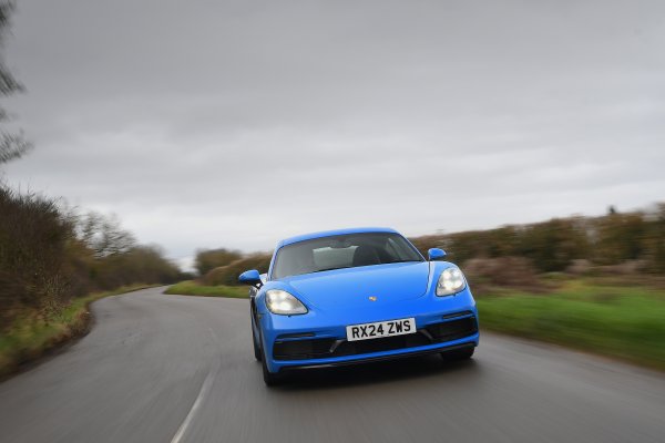 Ако искате 718 Cayman като ежедневен транспорт, GTS 4.0 е за вас.  Шестцилиндровият двигател с мощност 394 к.с. прави този автомобил вълнуващ за шофиране, но също така предлага линейност, която улеснява водача. Минава доста спокойно през неравности. Реакцията на кормилното управление на GTS също е безпроблемна.